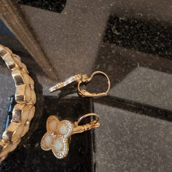 White Clover Bracelet and Earring Set - Picture 3 of 4